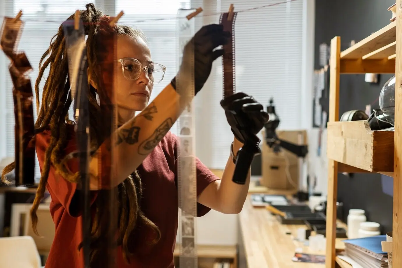 Seitenansicht einer Frau, die Fotos entwickelt.