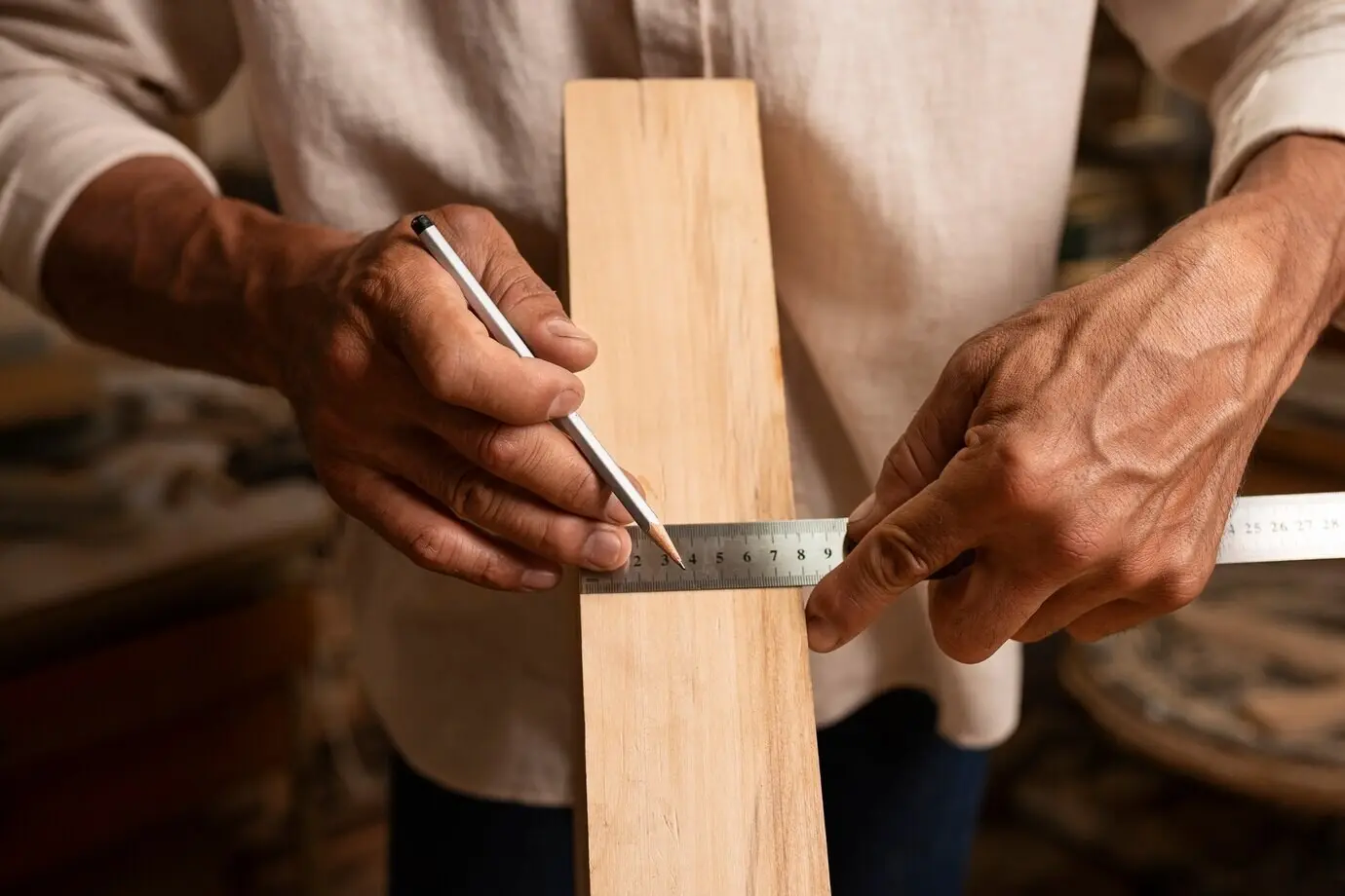 Handwerker beim Holzschneiden
