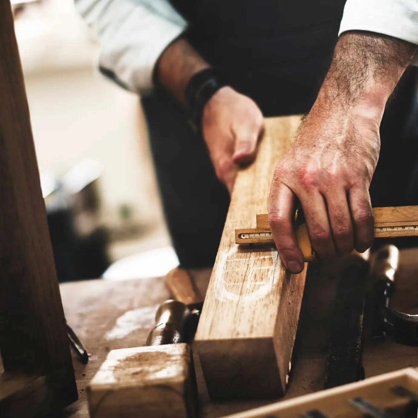 Konzept zum Beruf des Allround-Handwerkers, zur Handwerkskunst und zur Schreinerei.